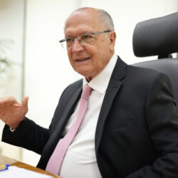 Alckmin se manifesta após polêmica envolvendo Flávio Bolsonaro e Nossa Senhora Aparecida