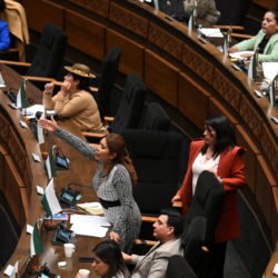 Bolívia aprova empréstimo de US$ 1,9 bilhão com FMI e elimina subsídios ao diesel Bolívia aprova empréstimo de US$ 1,9 bilhão com FMI e elimina subsídios ao diesel