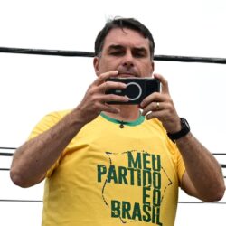 “Bolsa farelo”: O que Flávio e Jair Bolsonaro diziam sobre o Bolsa Família