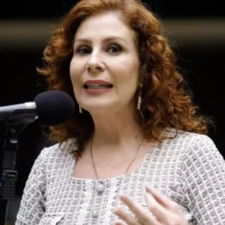 Carla Zambelli pede ao STF salvo-conduto para voltar ao Brasil e votar na mãe