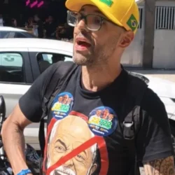 Deputado bolsonarista invade comitê de Flávio Serafini e exibe arma durante confusão Deputado bolsonarista invade comitê de Flávio Serafini e exibe arma durante confusão