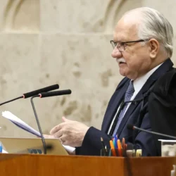Dino questiona comando de Fachin durante sessão tumultuada no STF Dino questiona comando de Fachin durante sessão tumultuada no STF