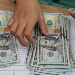 Dólar hoje recua com atenção ao cenário doméstico após Copom e pesquisa eleitoral