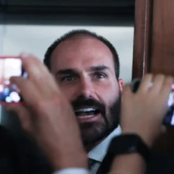 Eduardo Bolsonaro é demitido do cargo de escrivão na PF por abandono de cargo Eduardo Bolsonaro é demitido do cargo de escrivão na PF por abandono de cargo