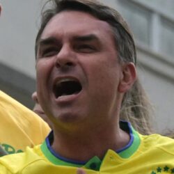Ex-sócio teria fotos “impublicáveis” de Flávio Bolsonaro com prostitutas