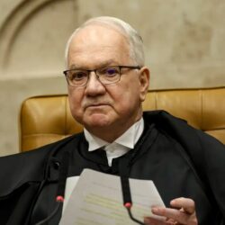 Fachin faz nova rodada de conversas com ministros após sessão tensa no STF Fachin faz nova rodada de conversas com ministros após sessão tensa no STF