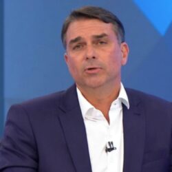 Flávio Bolsonaro confirma presença no último debate do 1º turno, nesta quinta-feira