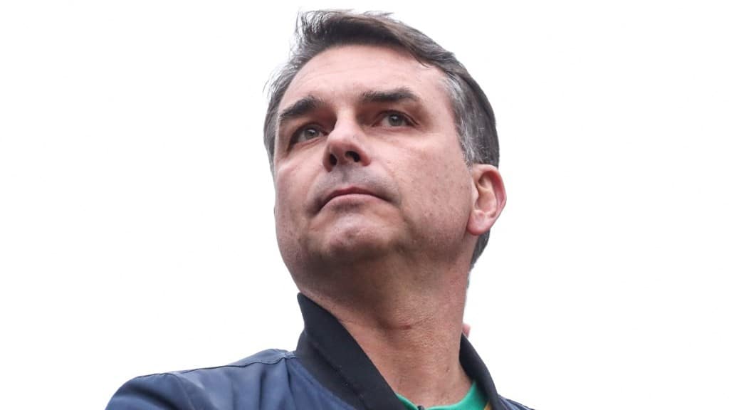 Flávio Bolsonaro culpou juíza assassinada por sua morte e disse que ela “humilhava” milicianos