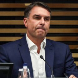 Flávio Bolsonaro defendeu milicianos que espancaram juíza dentro de presídio no Rio