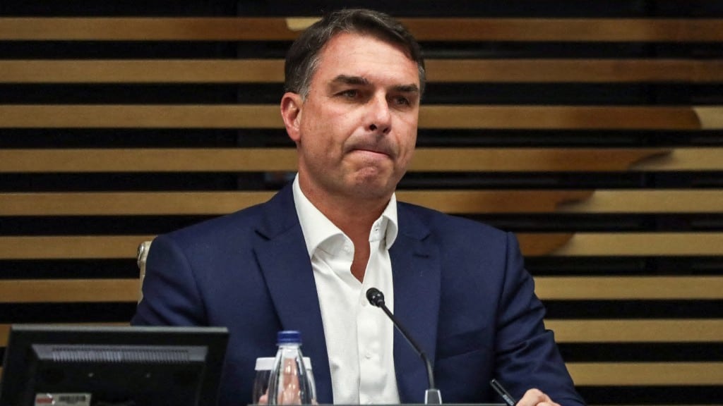 Flávio Bolsonaro defendeu milicianos que espancaram juíza dentro de presídio no Rio