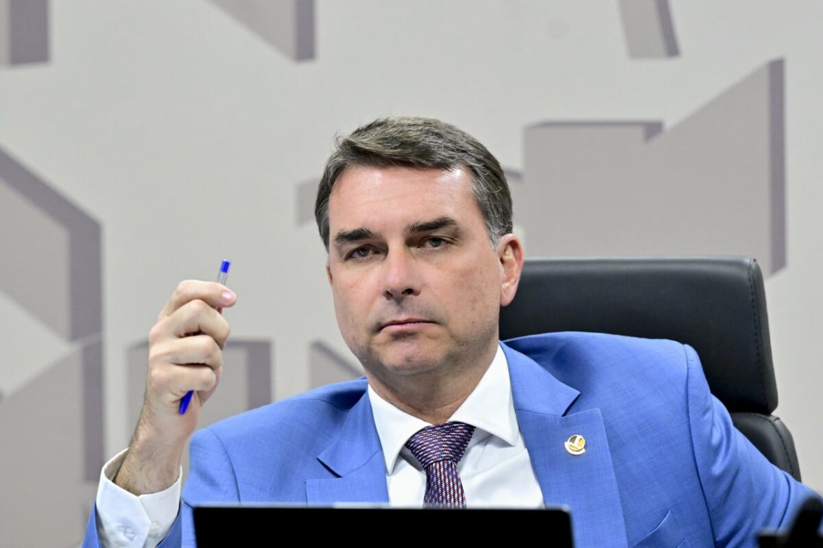 Flávio Bolsonaro destinou R$ 200 mil a ONG ligada a miliciano