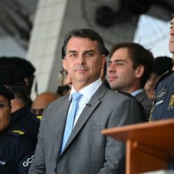 Flávio Bolsonaro prega liberdade de expressão mas aciona TSE para calar opositores