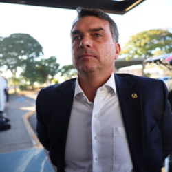 Flávio Bolsonaro quer usar padre em direito de resposta sobre Nossa Senhora Aparecida Flávio Bolsonaro quer usar padre em direito de resposta sobre Nossa Senhora Aparecida