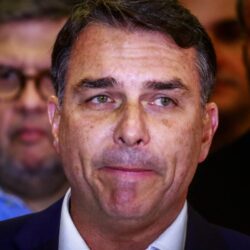 Flávio Bolsonaro responde sobre “nova bomba” envolvendo “Dark Horse” e Vorcaro