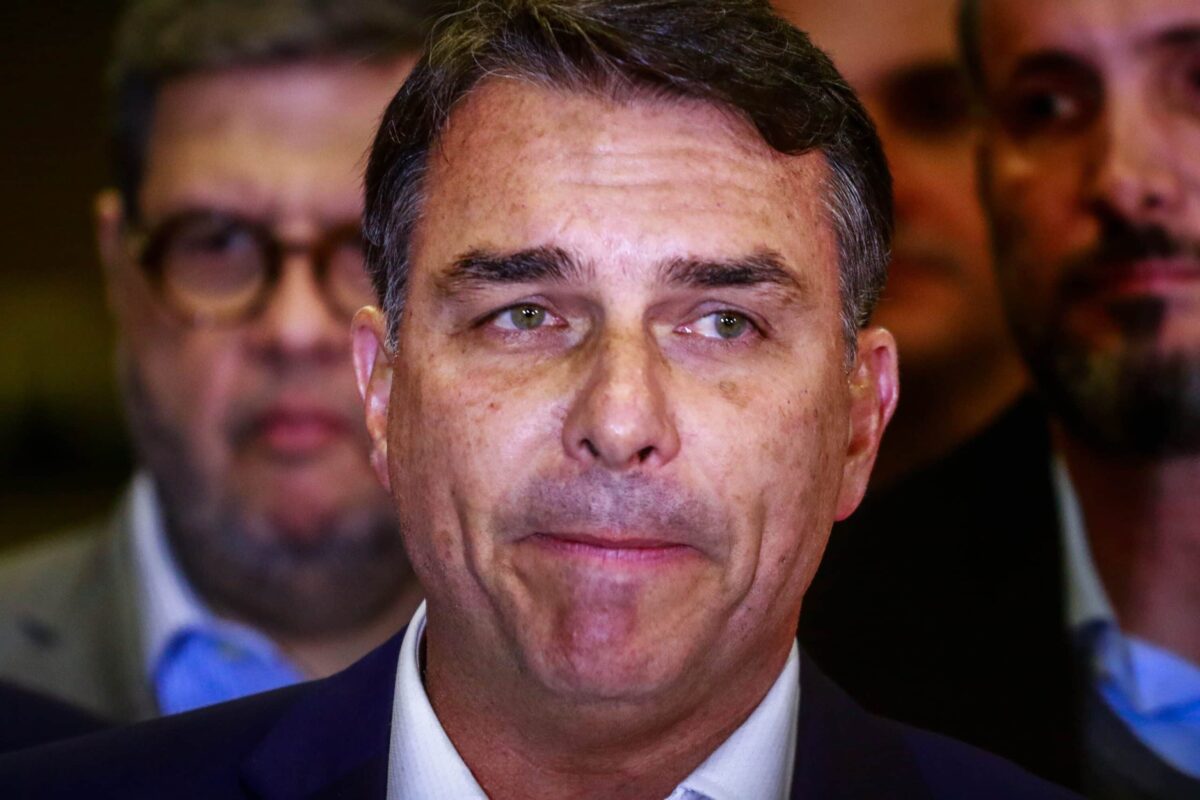 Flávio Bolsonaro responde sobre “nova bomba” envolvendo “Dark Horse” e Vorcaro