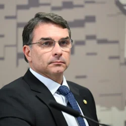 Flávio Bolsonaro se diz contra o fim das bets e critica Lula