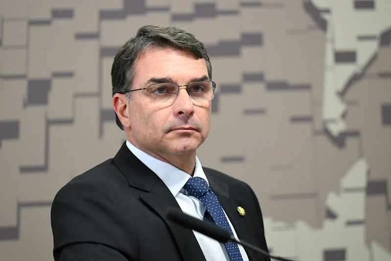 Flávio Bolsonaro se diz contra o fim das bets e critica Lula