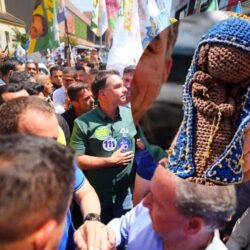 Flávio ergue Nossa Senhora “deformada” sob pressão de apoiadora: “Gravem”
