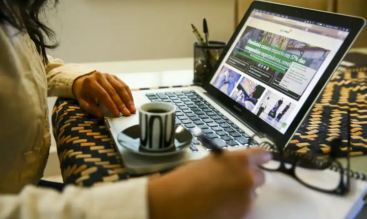 Home office se mantém em patamar superior ao pré-pandemia no Brasil