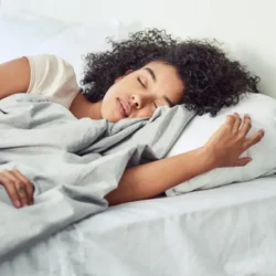 Insônia: fruta antes de dormir pode contribuir para uma noite melhor; veja qual