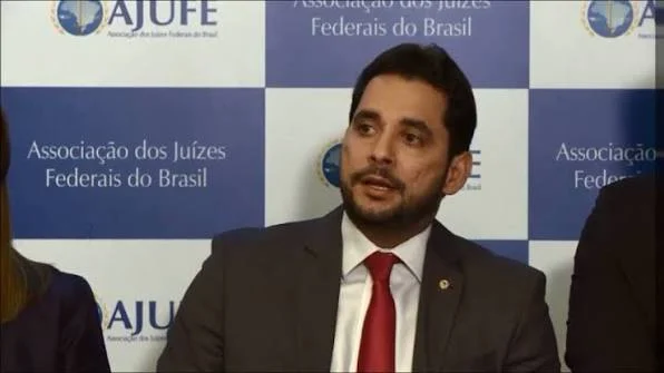 Juiz deu votos pró-Master 6 meses antes de contrato de esposa com banco, diz jornal