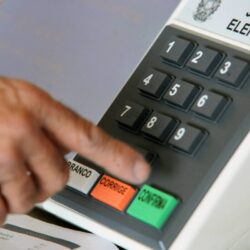 Justiça Eleitoral coloca urnas à prova antes do 1º turno; entenda como funciona