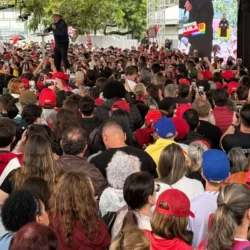 Lula pauta fim das bets e captura atenção para si em dia de agenda de Flávio Bolsonaro em SC