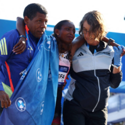 Maratonista deixa escapar recorde mundial após sofrer cãibras na reta final em Berlim Maratonista deixa escapar recorde mundial após sofrer cãibras na reta final em Berlim
