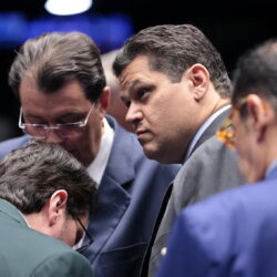 Mensagens apontam relação de proximidade entre Alcolumbre e Vorcaro