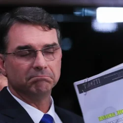 Mensagens indicam que Flávio Bolsonaro participou de festas com prostitutas, diz site Mensagens indicam que Flávio Bolsonaro participou de festas com prostitutas, diz site