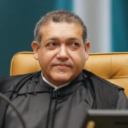 No mesmo dia, Nunes Marques manda apagar vídeo sobre Flávio e Master e mantém conteúdo que associa Lula ao crime