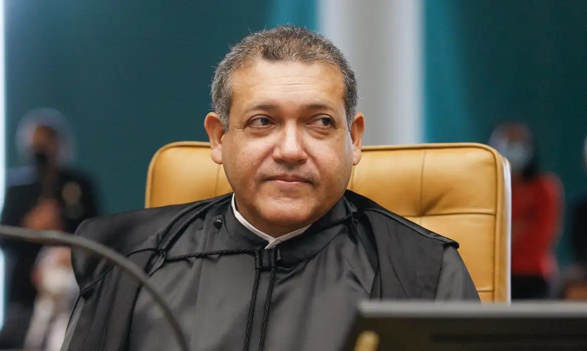 No mesmo dia, Nunes Marques manda apagar vídeo sobre Flávio e Master e mantém conteúdo que associa Lula ao crime