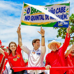 No Recife, Lula defende soberania e diz que Flávio Bolsonaro ‘dorme enrolado na bandeira dos EUA