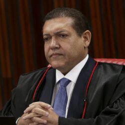 Nunes Marques suspende jingle de Lula que liga Flavio a Vorcaro e rachadinha