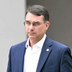 Perfis estrangeiros fazem posts pagos no X sobre suposto favoritismo de Flávio, diz site Perfis estrangeiros fazem posts pagos no X sobre suposto favoritismo de Flávio, diz site