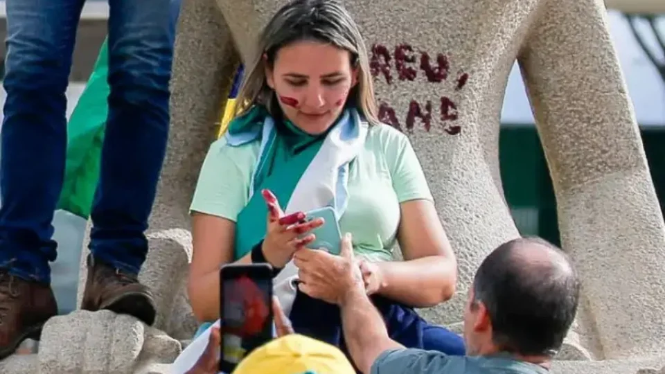 PGR se manifesta a favor de regime semiaberto para Débora do Batom
