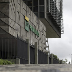 Por que a Petrobras (PETR3;PETR4) está subindo forte hoje? Ações avançam mais de 3% Por que a Petrobras (PETR3;PETR4) está subindo forte hoje? Ações avançam mais de 3%