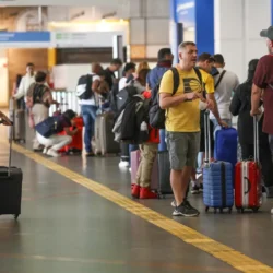 Primeira semana com regras sobre indisciplina tem três passageiros retirados de aviões Primeira semana com regras sobre indisciplina tem três passageiros retirados de aviões