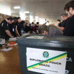 Quase 1 milhão de brasileiros no exterior poderão votar nas eleições Quase 1 milhão de brasileiros no exterior poderão votar nas eleições