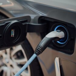 Renault e Geely investirão R$ 2 bi no Brasil para produzir carro elétrico no país Renault e Geely investirão R$ 2 bi no Brasil para produzir carro elétrico no país