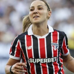 São Paulo vence o Corinthians, faz história e fica perto do título