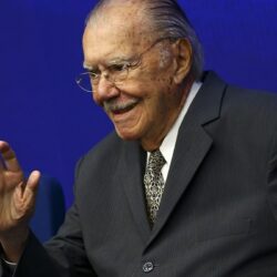 Sarney é internado no Sírio-Libanês para tratar pneumonia