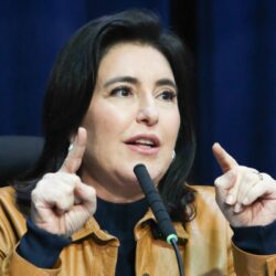 Simone Tebet dispara contra Flávio Bolsonaro: “não vamos deixar a milícia subir a rampa do Planalto” Simone Tebet dispara contra Flávio Bolsonaro: “não vamos deixar a milícia subir a rampa do Planalto”
