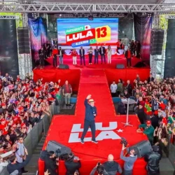 Sob chuva, ato de Lula reúne apoiadores e marca resistência à extrema direita em SC