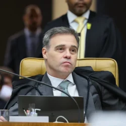 Sozinho e o último a sair, Mendonça fica isolado frente a colegas que ameaçam expor tudo e todos Sozinho e o último a sair, Mendonça fica isolado frente a colegas que ameaçam expor tudo e todos