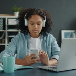 Taxa de filhos por mulher vem caindo. O que o iPhone tem a ver com isso?