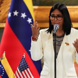 Trump se reunirá com presidente interina da Venezuela em Nova York na terça-feira Trump se reunirá com presidente interina da Venezuela em Nova York na terça-feira