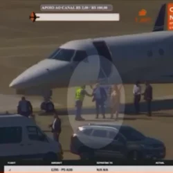 Vídeo mostra Moraes e esposa descendo do jatinho de Vorcaro, diz jornal Vídeo mostra Moraes e esposa descendo do jatinho de Vorcaro, diz jornal