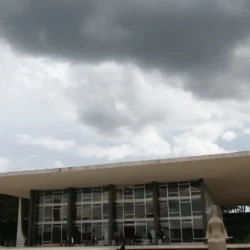 Zambelli pede ao STF salvo-conduto para vir ao Brasil votar na mãe