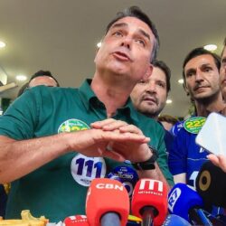 A inacreditável figura que auxiliará Flávio Bolsonaro no debate da Globo